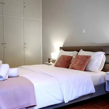 Pythea's In Historic Center Of Apartment